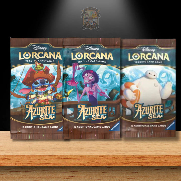 Disney Lorcana Azurite Sea Display mit drei Kartenpaketen auf Holzuntergrund